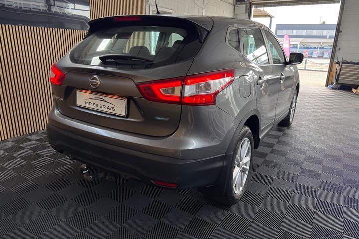 Grå Nissan Qashqai fra 2014