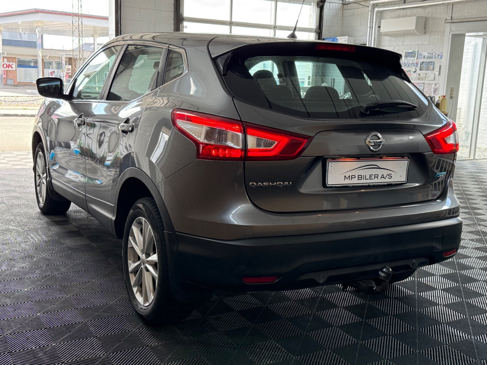 Grå Nissan Qashqai fra 2014