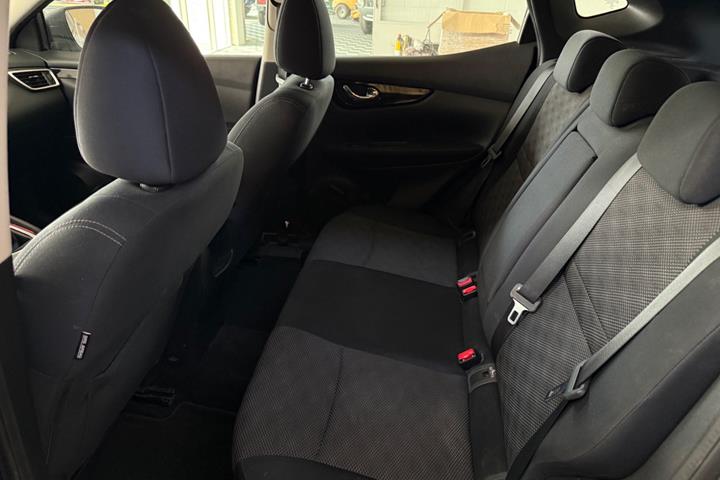 Grå Nissan Qashqai fra 2014