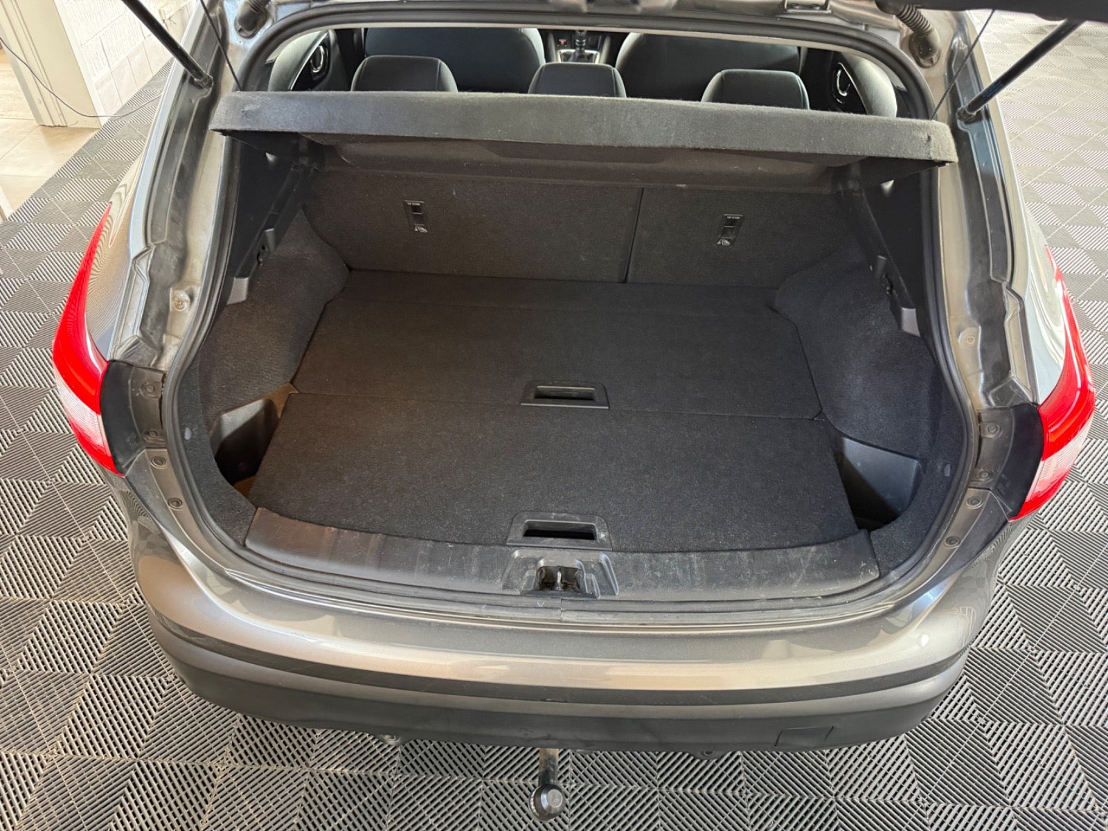 Grå Nissan Qashqai fra 2014