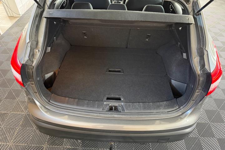 Grå Nissan Qashqai fra 2014
