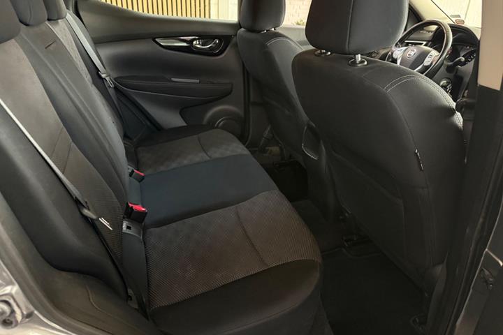 Grå Nissan Qashqai fra 2014