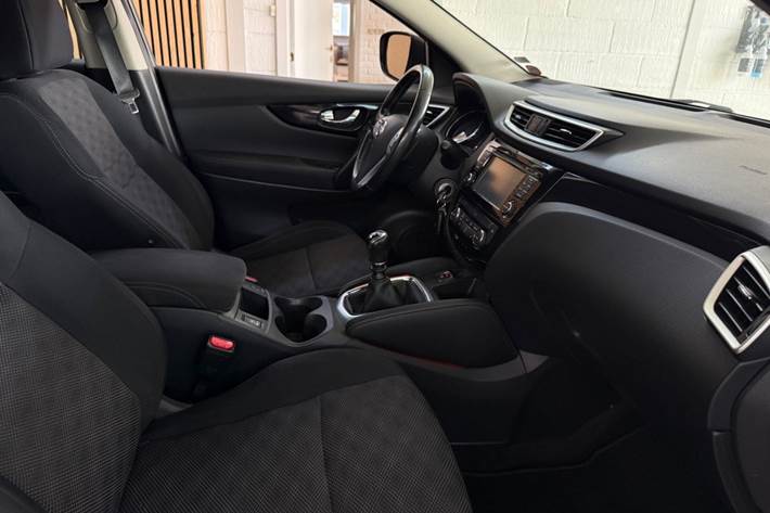 Grå Nissan Qashqai fra 2014