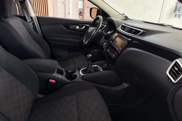 Grå Nissan Qashqai fra 2014