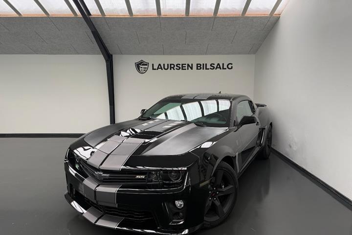 Sort Chevrolet Camaro fra 2011 set udefra
