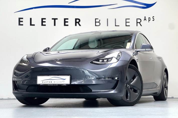 Grå Tesla Model 3 fra 2020 set udefra