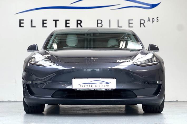 Grå Tesla Model 3 fra 2020