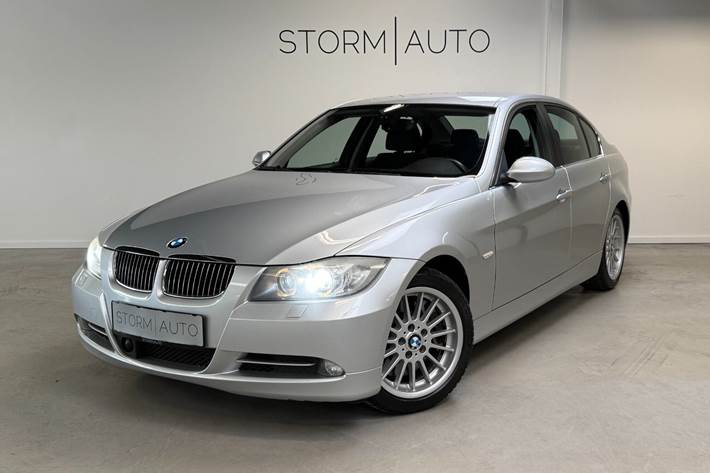 Sølv BMW 335Xi fra 2007 set udefra