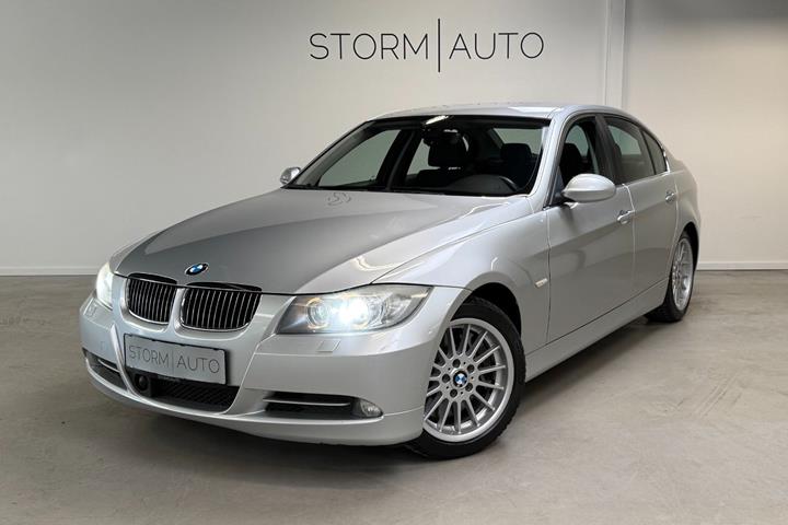 Sølv BMW 335Xi fra 2007 set udefra