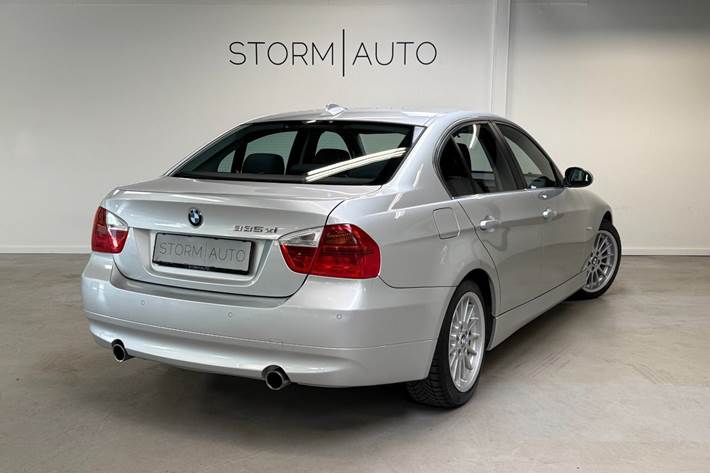 Sølv BMW 335Xi fra 2007 set udefra