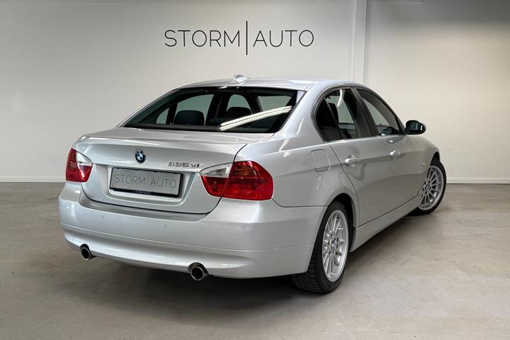 Sølv BMW 335Xi fra 2007 set udefra