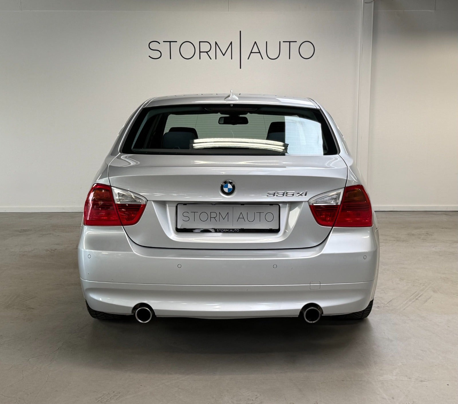 Sølv BMW 335Xi fra 2007 set udefra