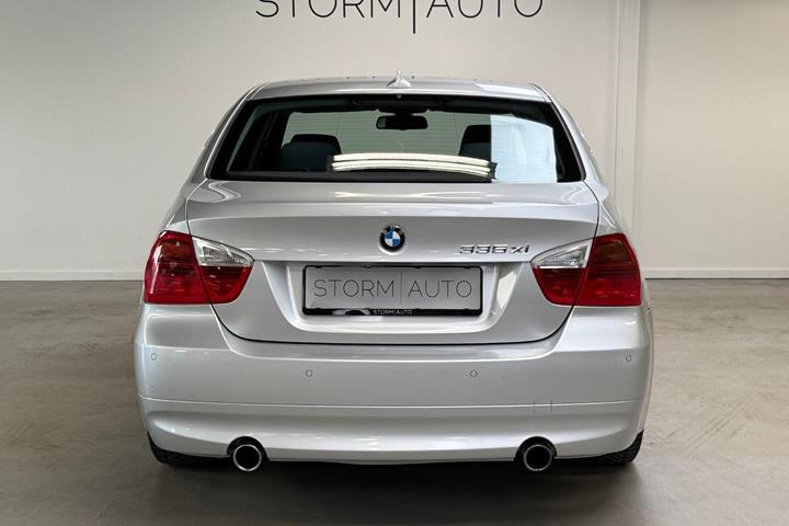 Sølv BMW 335Xi fra 2007 set udefra