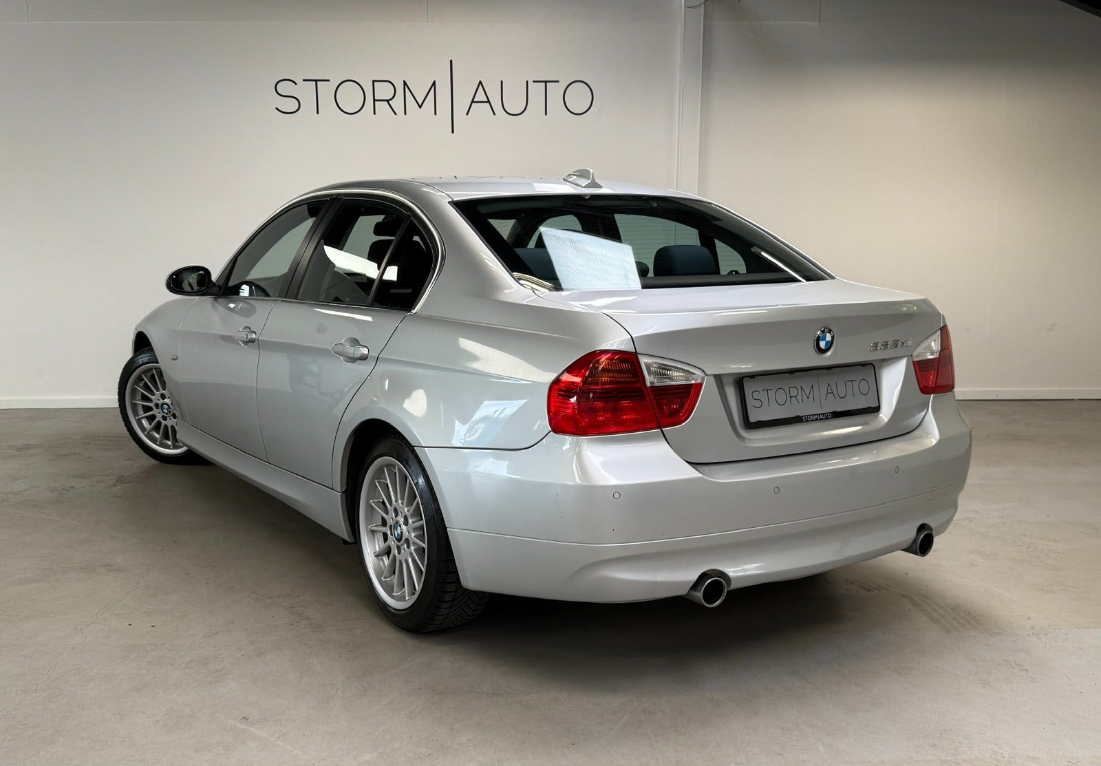 Sølv BMW 335Xi fra 2007 set udefra