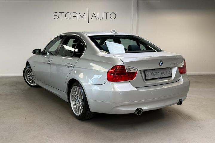 Sølv BMW 335Xi fra 2007 set udefra