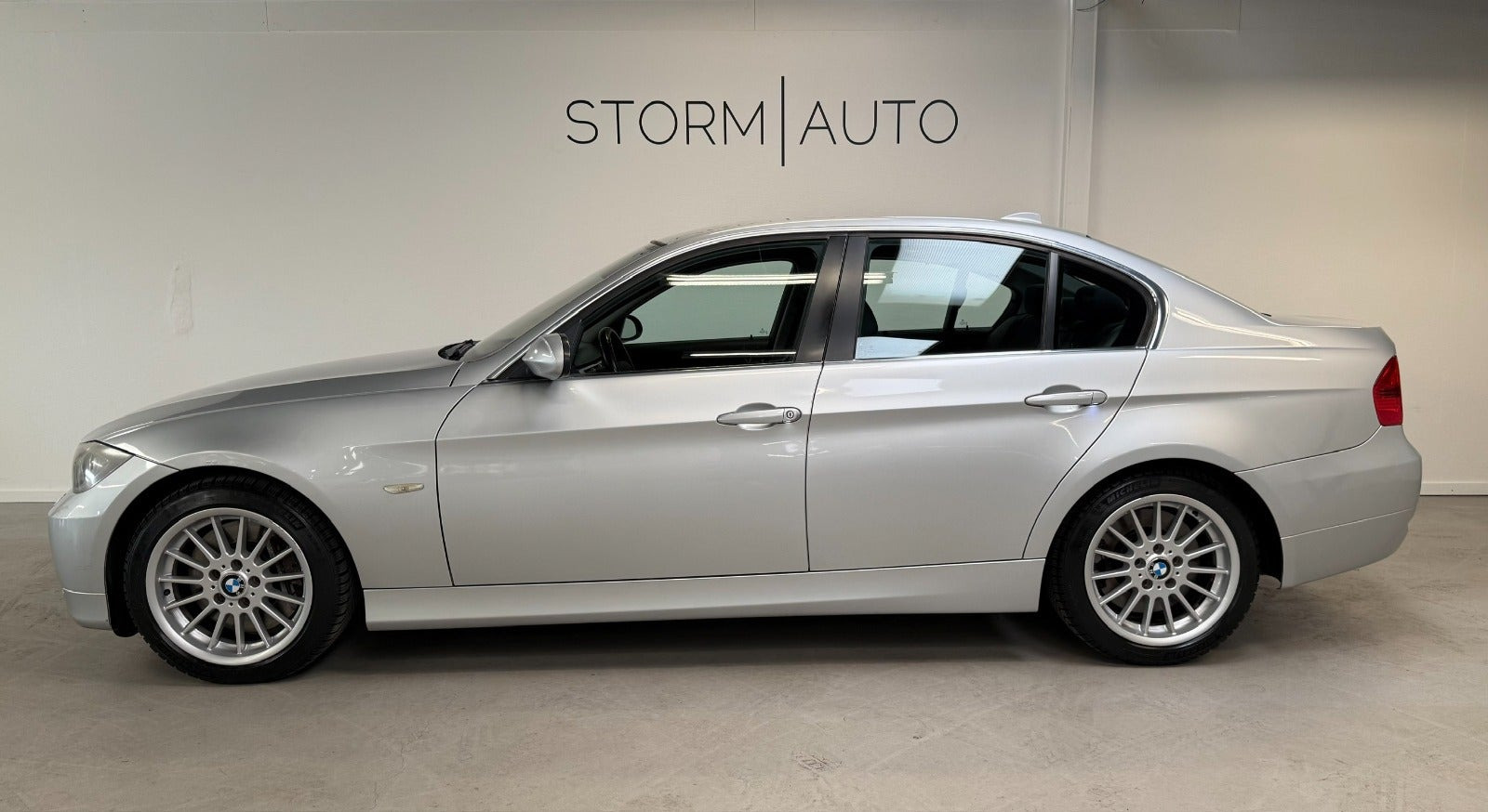 Sølv BMW 335Xi fra 2007 set udefra
