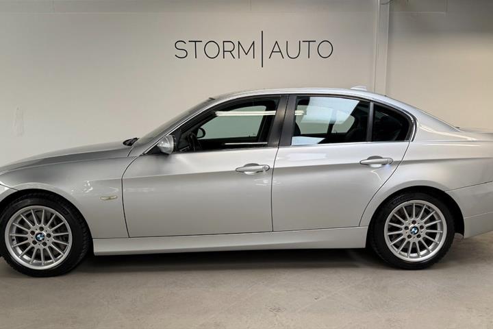 Sølv BMW 335Xi fra 2007 set udefra