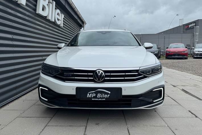 Hvid VW Passat fra 2020