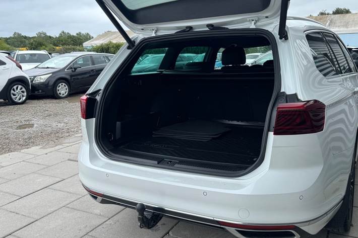 Hvid VW Passat fra 2020