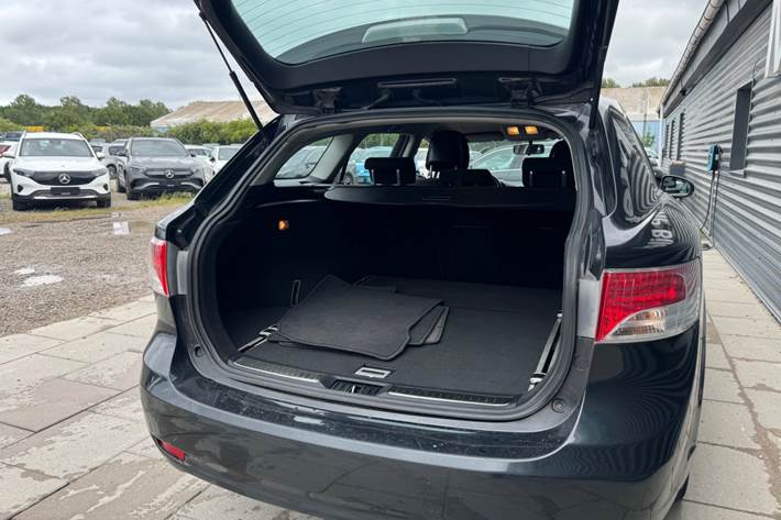Sort Toyota Avensis fra 2011