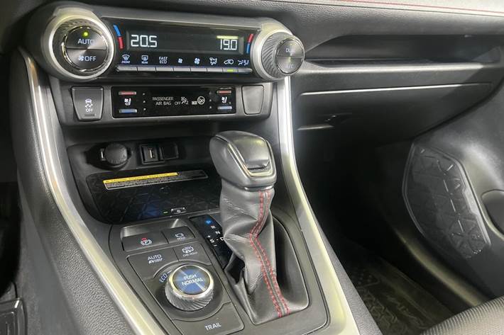Rød Toyota RAV4 fra 2021