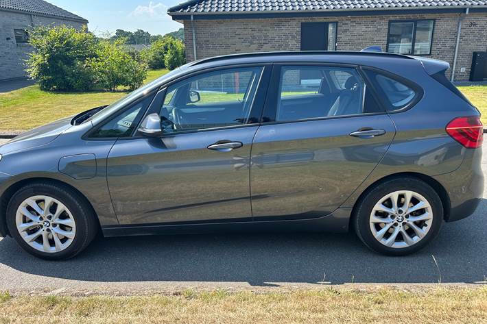 Grå BMW 225xe fra 2019