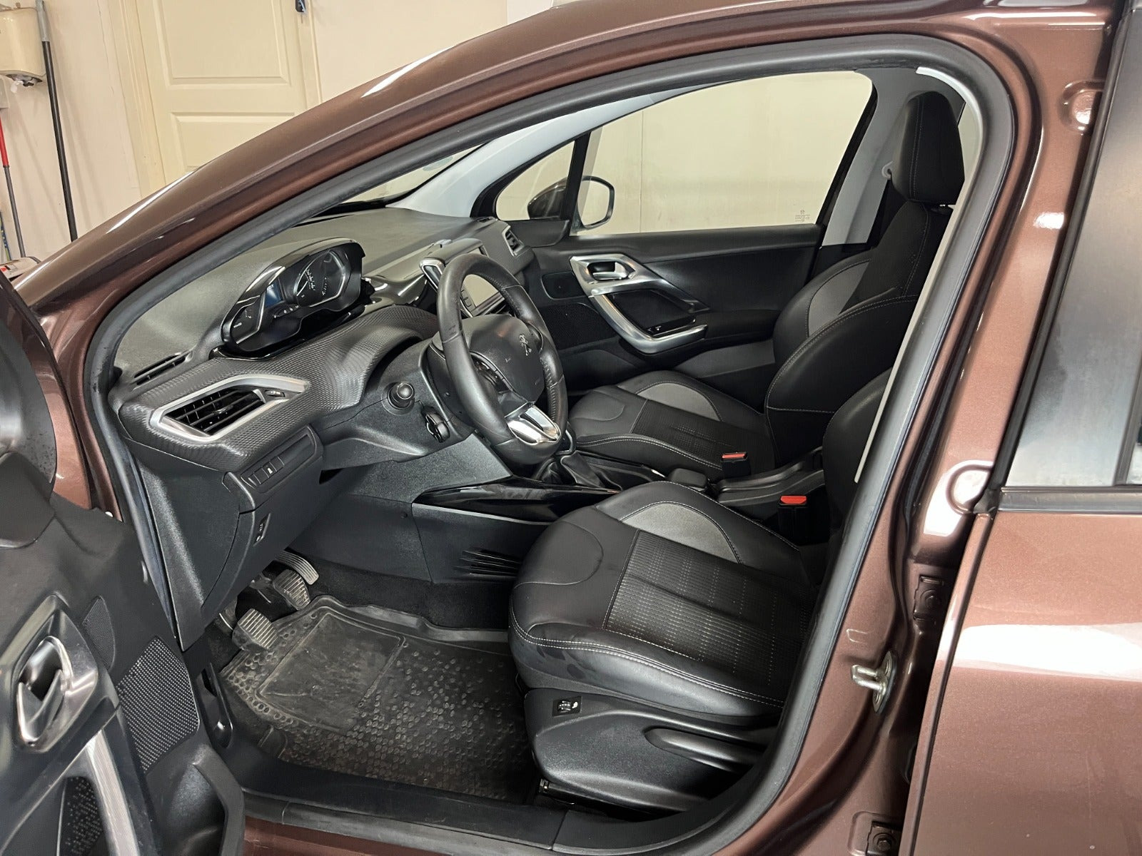 Brun Peugeot 2008 fra 2014