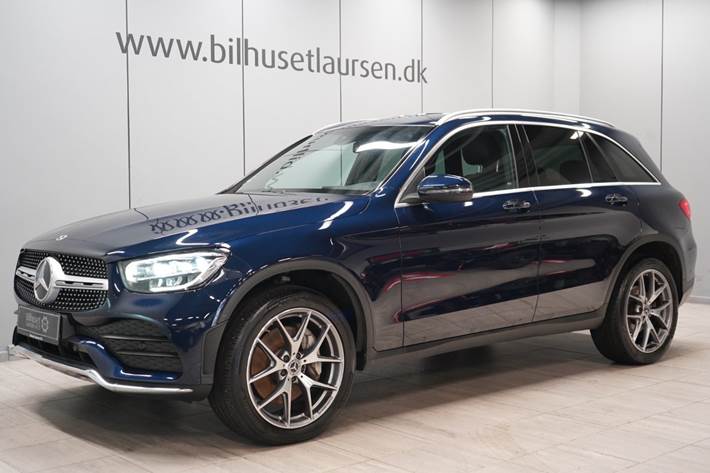 Blå Mercedes GLC300 e fra 2021