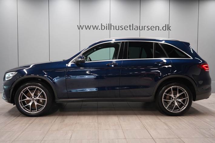 Blå Mercedes GLC300 e fra 2021