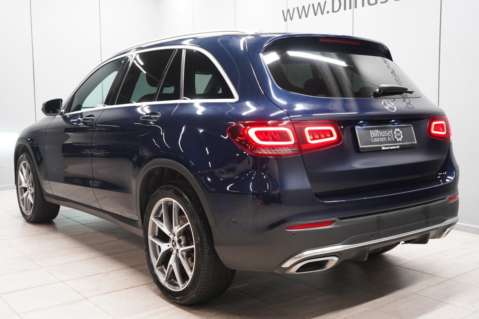 Blå Mercedes GLC300 e fra 2021