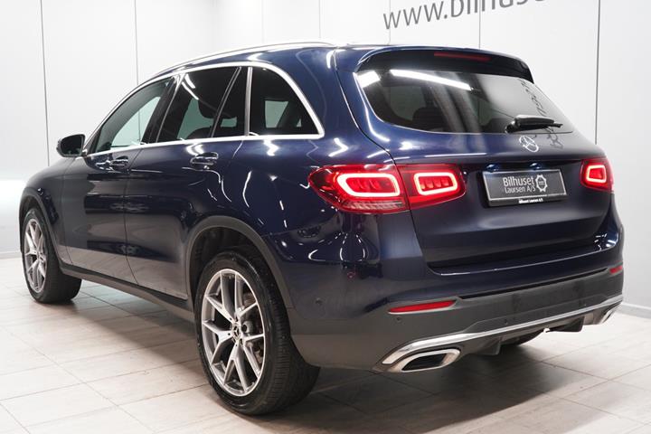 Blå Mercedes GLC300 e fra 2021