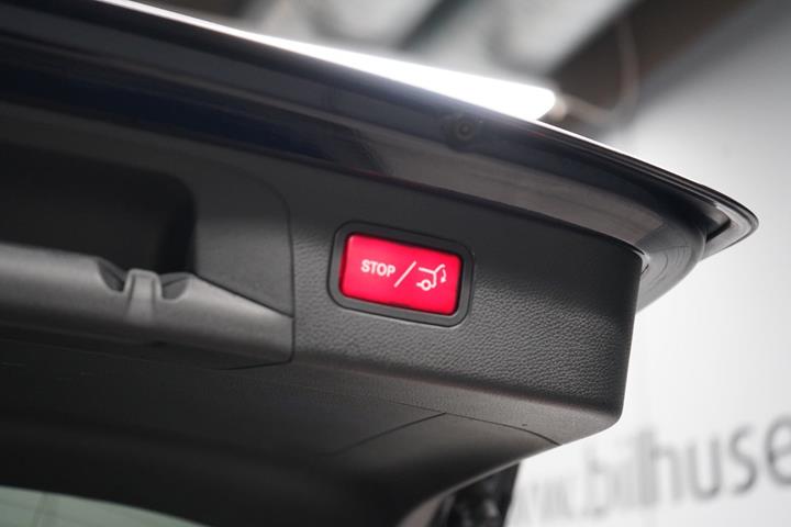 Blå Mercedes GLC300 e fra 2021