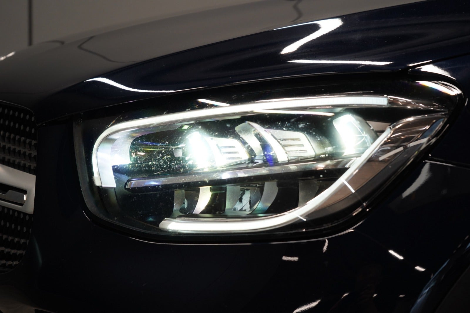 Blå Mercedes GLC300 e fra 2021