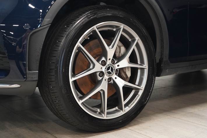 Blå Mercedes GLC300 e fra 2021