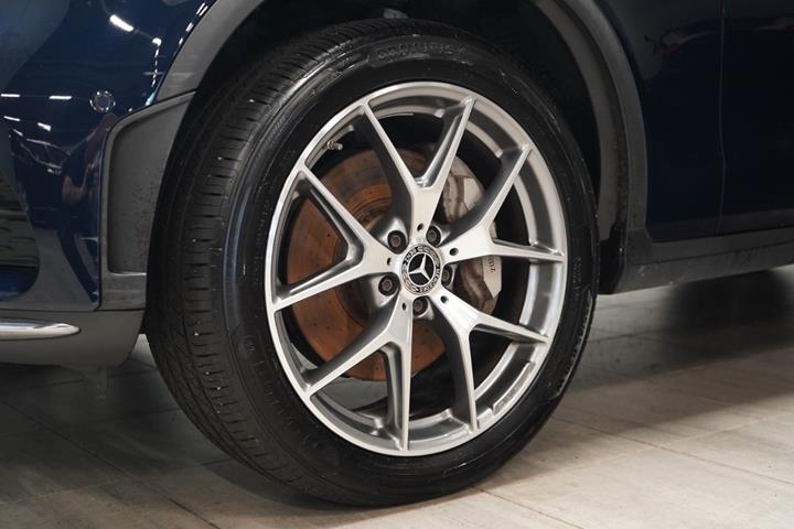 Blå Mercedes GLC300 e fra 2021
