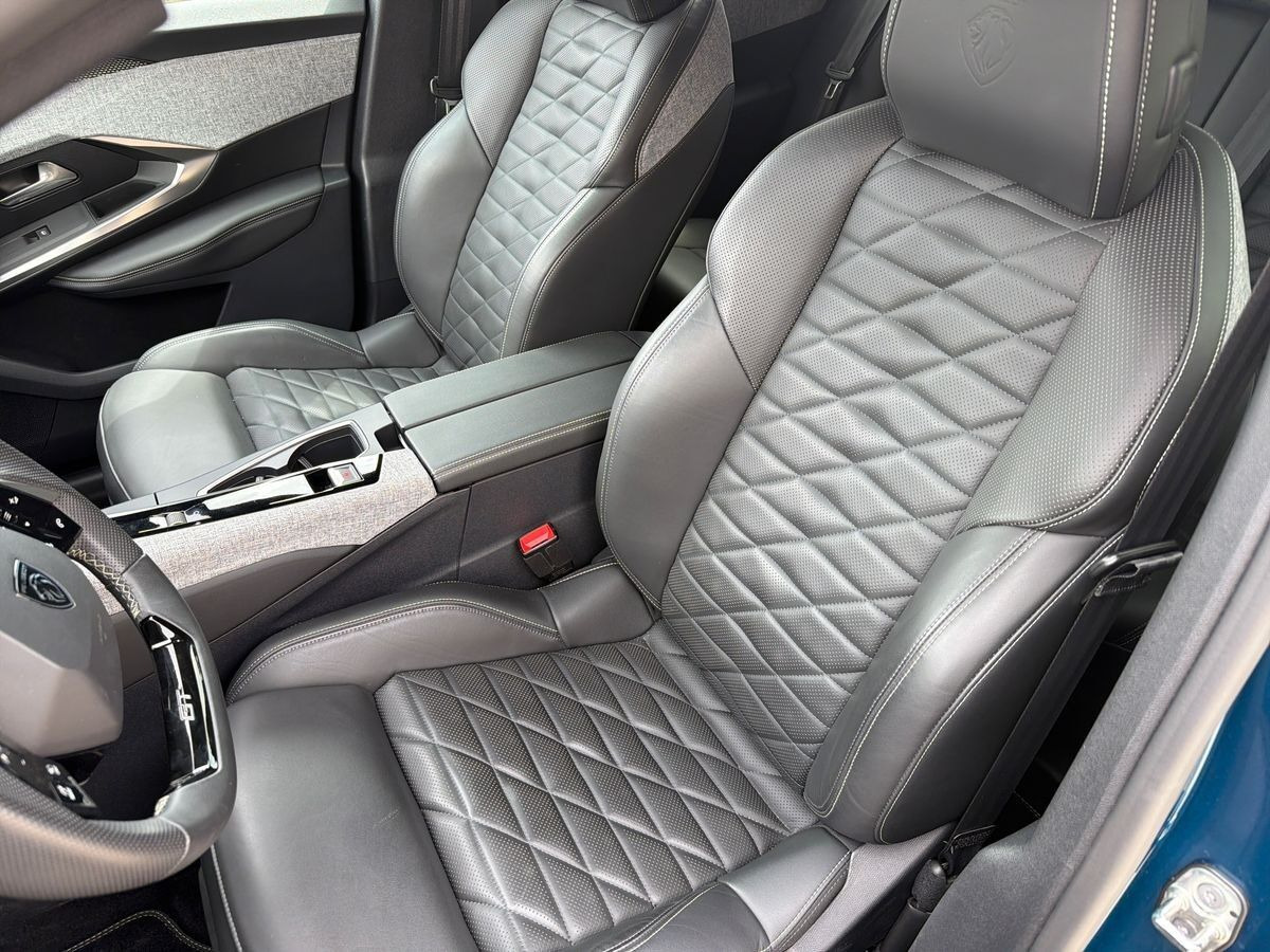 Blå Peugeot e-3008 fra 2024
