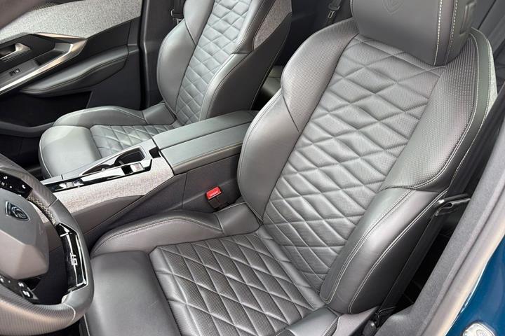 Blå Peugeot e-3008 fra 2024