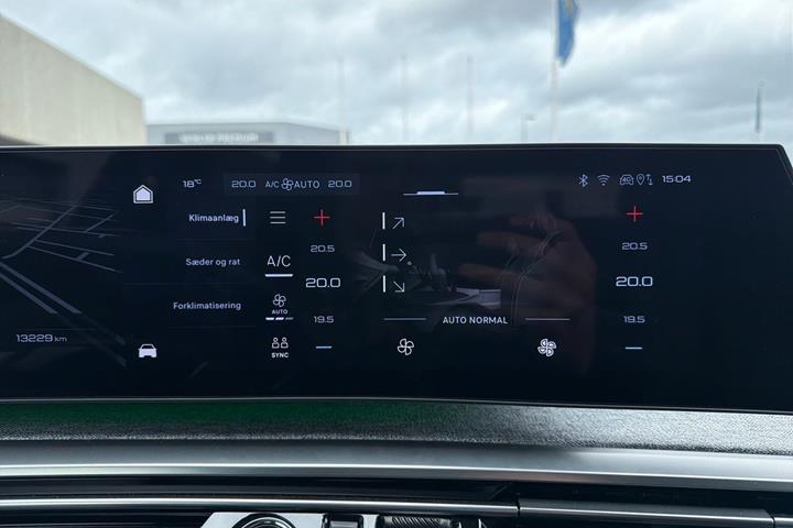 Blå Peugeot e-3008 fra 2024