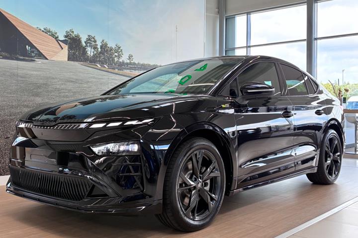 Sort Skoda Enyaq fra 2026 set udefra