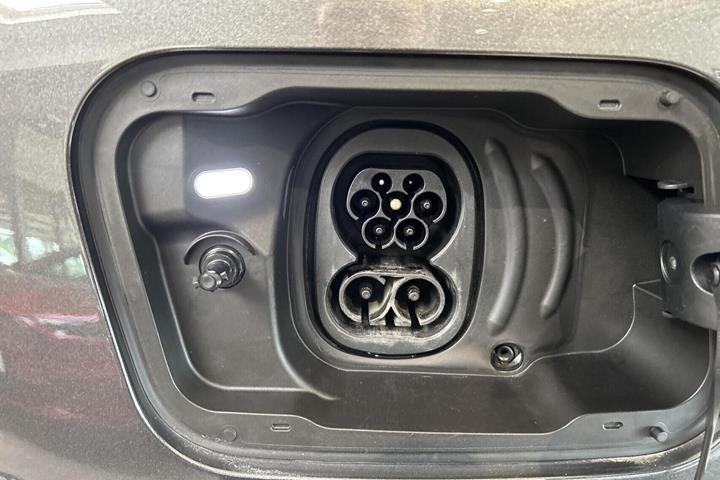 Grå Ford Explorer fra 2025