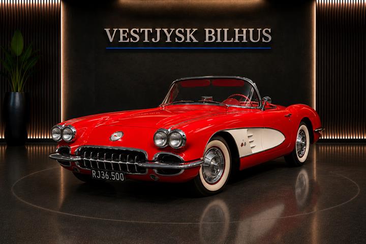 Rød Chevrolet Corvette fra 1960 set udefra