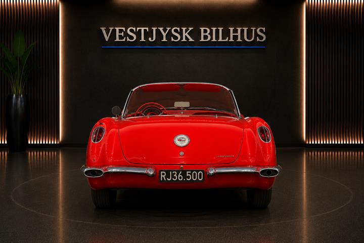 Rød Chevrolet Corvette fra 1960