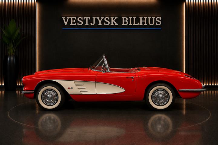 Rød Chevrolet Corvette fra 1960