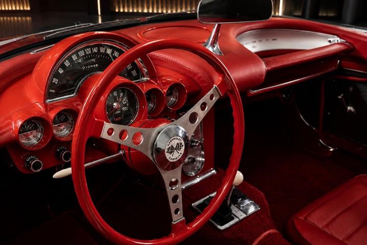 Rød Chevrolet Corvette fra 1960