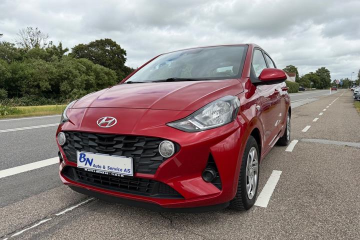 Rød Hyundai i10 fra 2021 set udefra