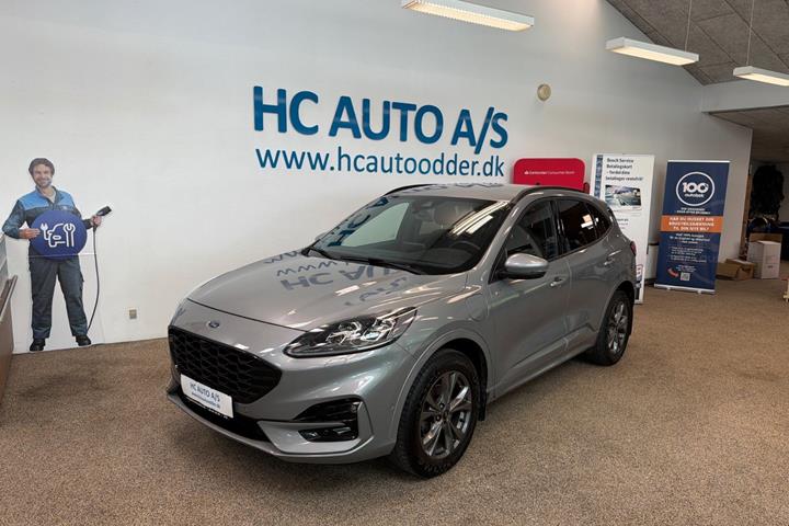 Sølv Ford Kuga fra 2022 set udefra