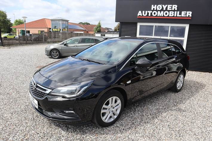 Grå Opel Astra fra 2019 set udefra