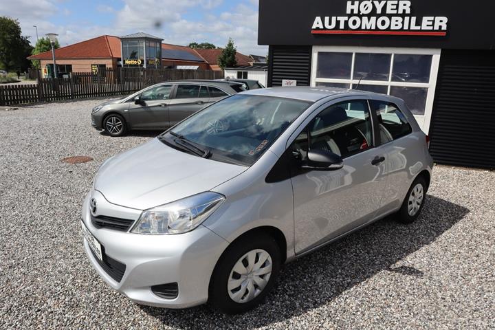 Sølv Toyota Yaris fra 2012 set udefra