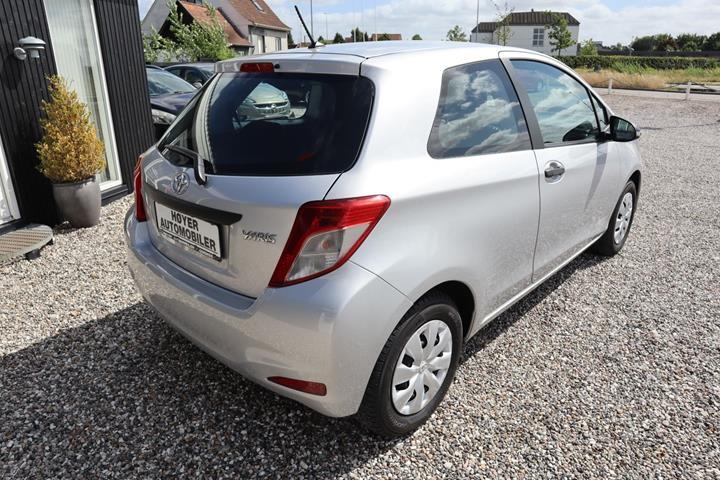 Sølv Toyota Yaris fra 2012