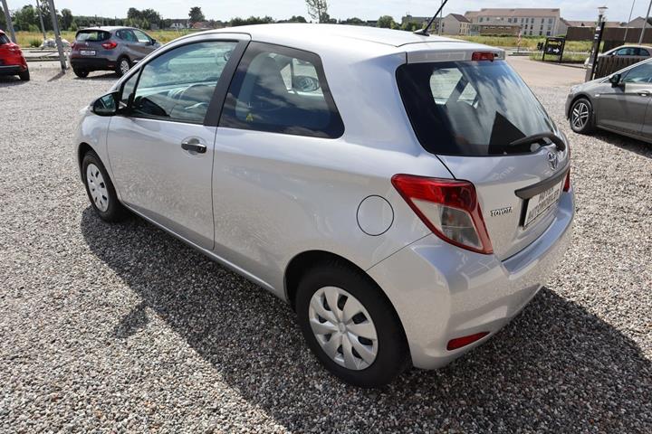 Sølv Toyota Yaris fra 2012
